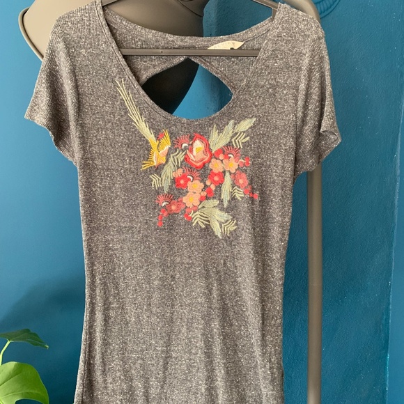 Beautiful detailed t-shirt with cut out back - Picture 1 of 3